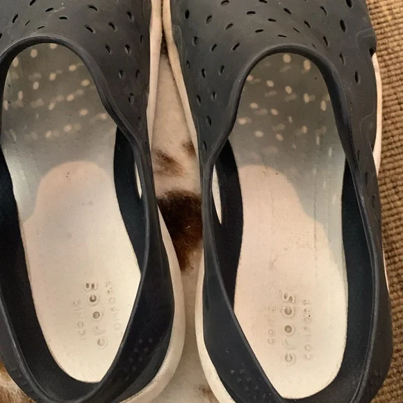 Crocs boys slip on shoes, navy/white, sz 7 (big boys) - Picture 5 of 9